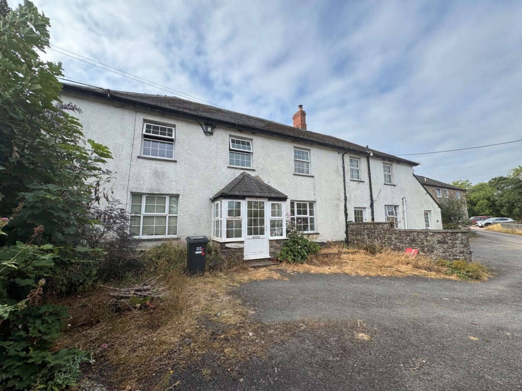 Lot: 222 - THREE-BEDROOM FARMHOUSE AND ATTACHED TWO-BEDROOM ANNEX - FREEHOLD INVESTMENT - The Annex and Framhouse - front elevation